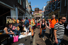 846845 Afbeelding van de vrijmarkt in de Willemstraat te Utrecht, tijdens de viering van Koninginnedag.